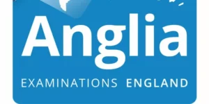 Blauw-wit logo met het woord Anglia in grote letters, Examinations England in kleinere letters eronder en een deel van een wereldbol in de linkerbovenhoek. Perfect voor Middelbare school Westland of als je je wilt aanmelden voor de brugklas. | ISW Sweelincklaan